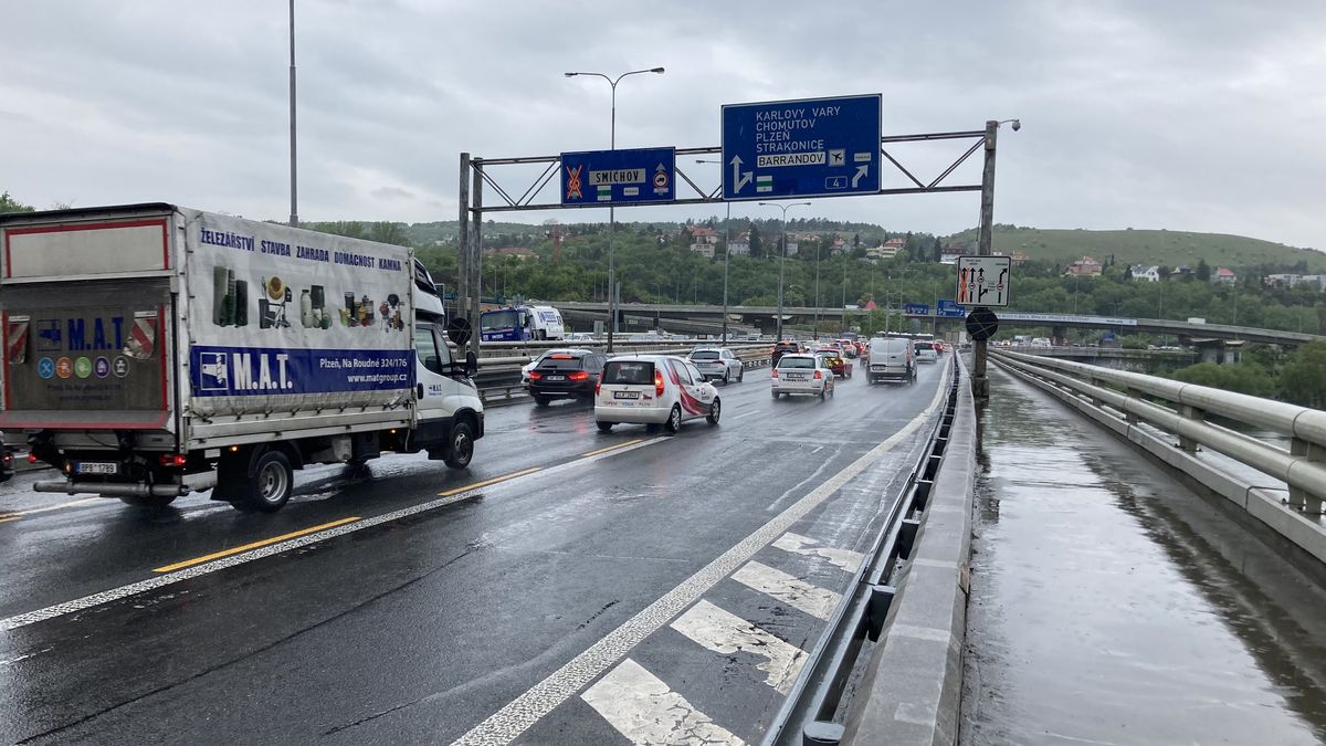 Barrandovský most ucpaly „plechové deštníky“, opravy ale začaly bez katastrof